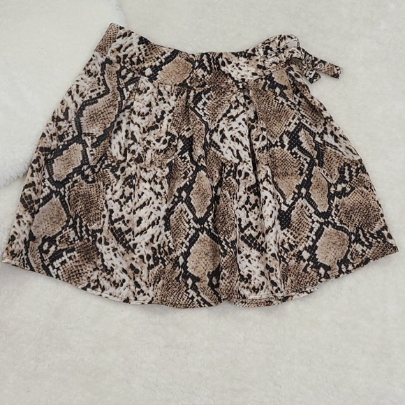 Cute Missguided Woman's Leopard Mini Skirt - Picture 1 of 7